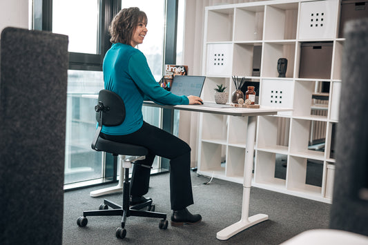 Sitzen am ergonomischen Bürostuhl Aurelius